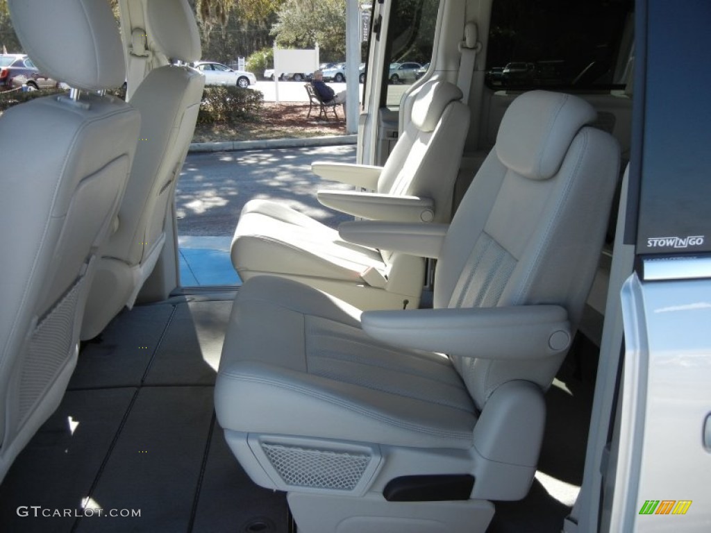 2009 Chrysler Town & Country Touring Rear Seat Photo #59868290