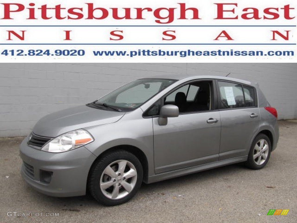 2010 Versa 1.8 SL Hatchback - Magnetic Gray Metallic / Charcoal photo #1