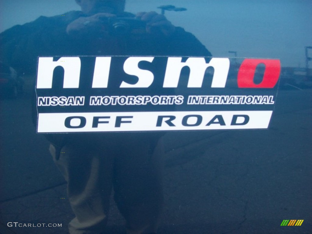 2005 Nissan Frontier Nismo Crew Cab 4x4 Marks and Logos Photos