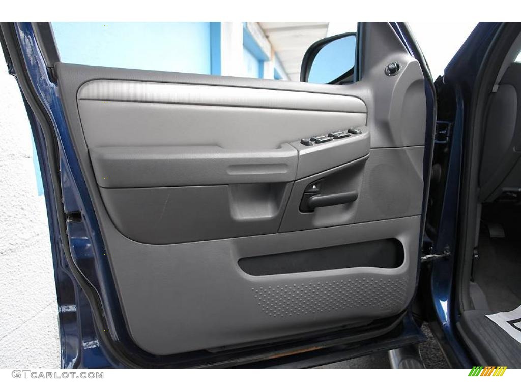 2004 Explorer XLT 4x4 - Dark Blue Pearl Metallic / Graphite photo #21