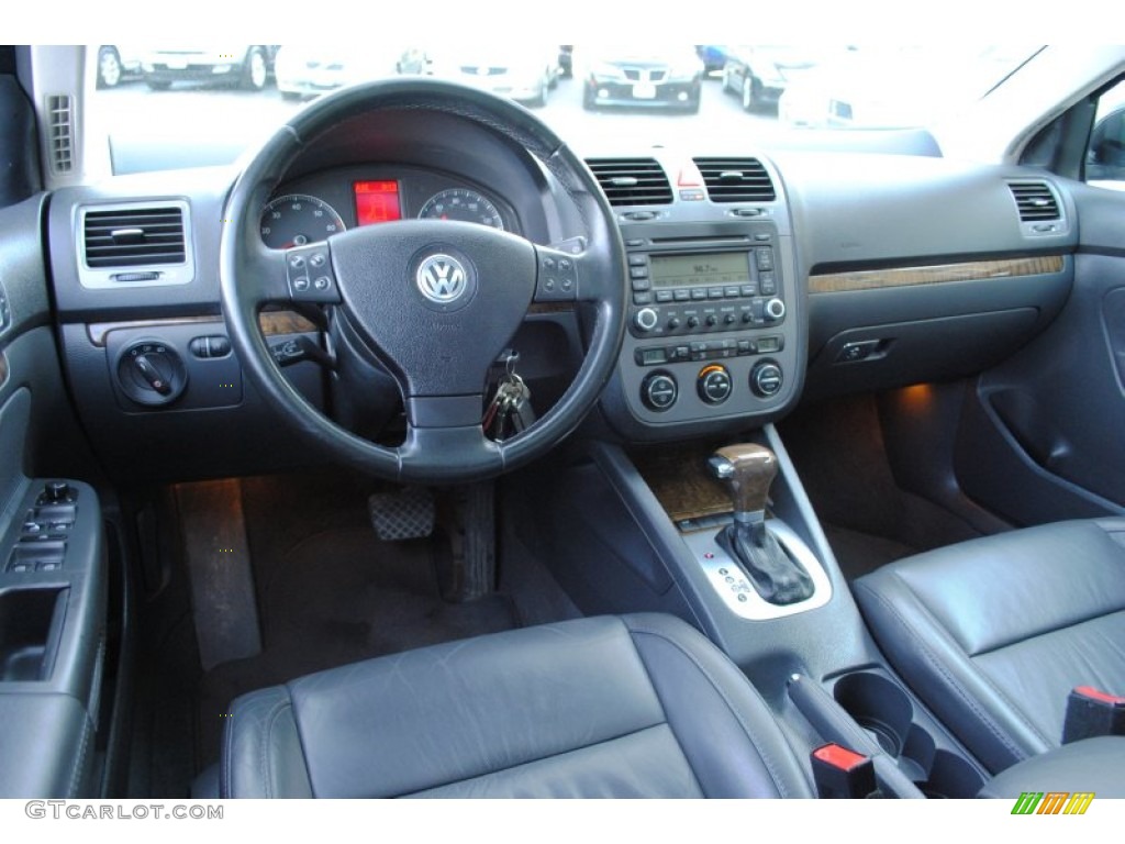 2005 Volkswagen Jetta 2.5 Sedan Black Dashboard Photo #59912981