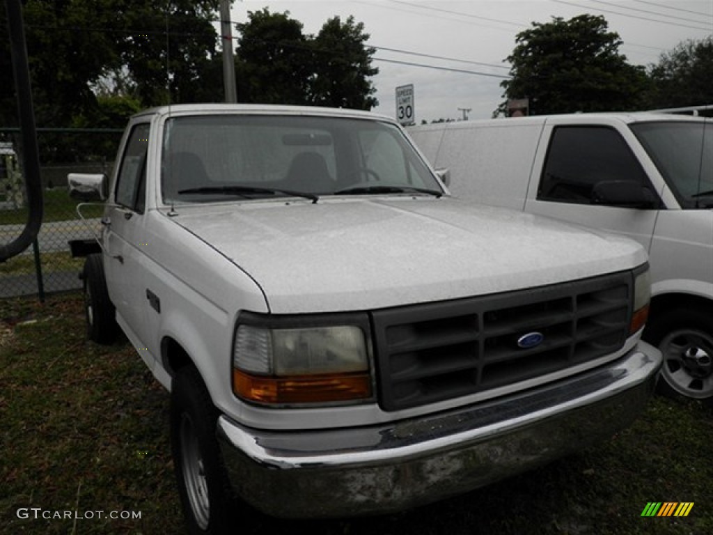 1996 F250 XL Regular Cab Chassis - Oxford White / Grey photo #2
