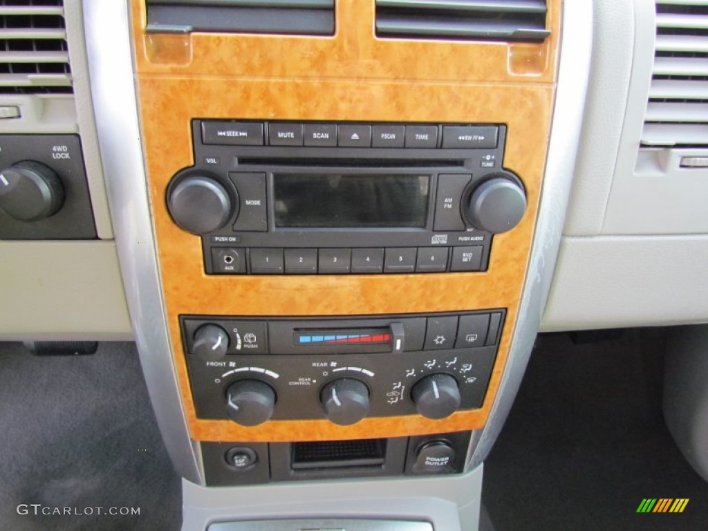 2007 Chrysler Aspen Limited 4WD Controls Photo #59921987