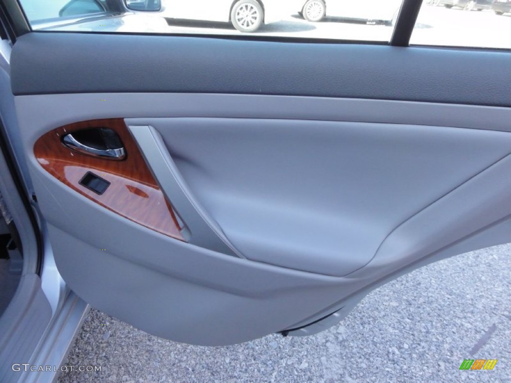 2009 Toyota Camry XLE V6 Ash Door Panel Photo #59933750