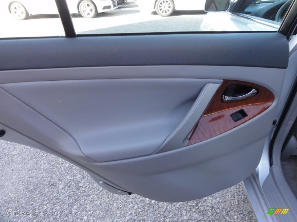 2009 Toyota Camry XLE V6 Ash Door Panel Photo #59933768