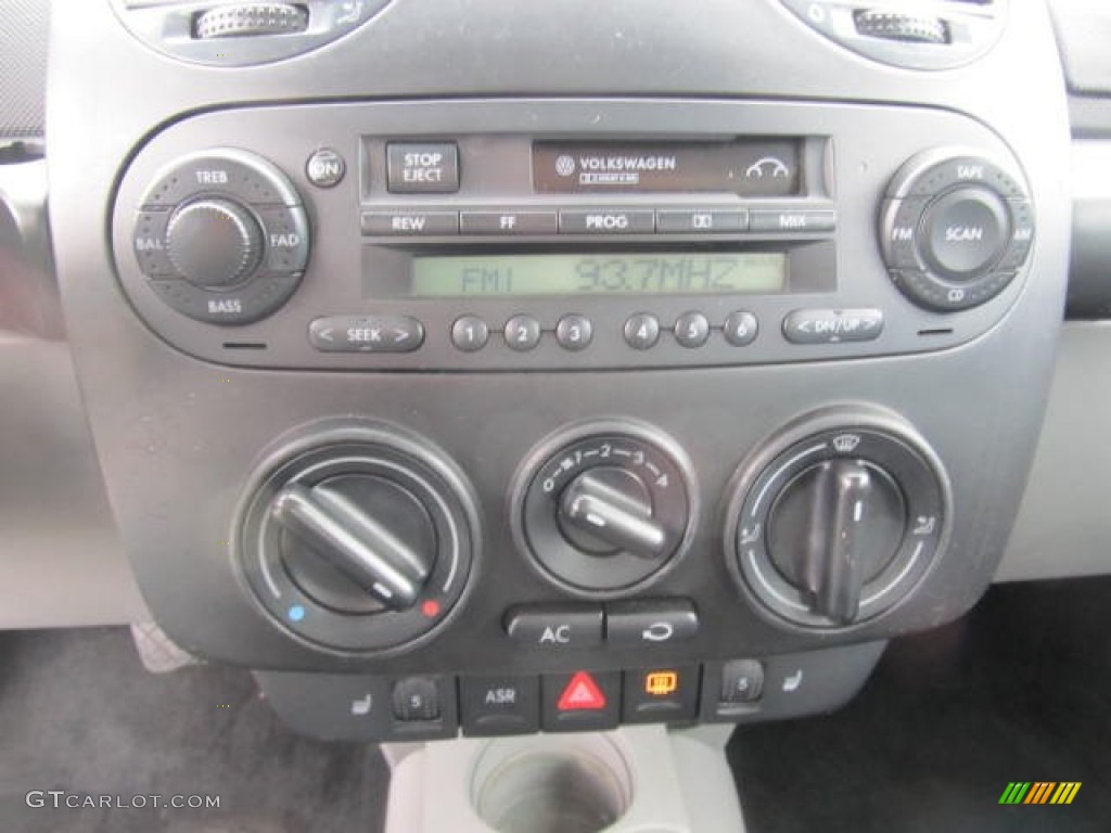 2000 Volkswagen New Beetle GLX 1.8T Coupe Controls Photo #59946671