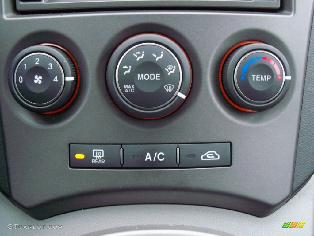 2009 Kia Rondo EX V6 Controls Photos