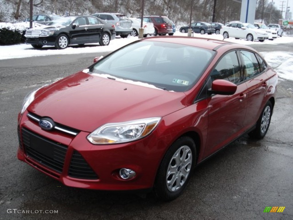 2012 Focus SE Sedan - Red Candy Metallic / Charcoal Black photo #4