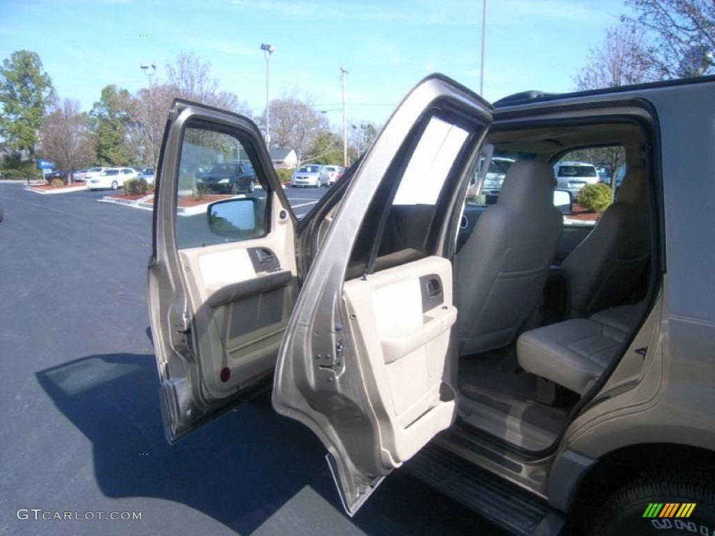 2003 Expedition XLT - Arizona Beige Metallic / Medium Parchment photo #12