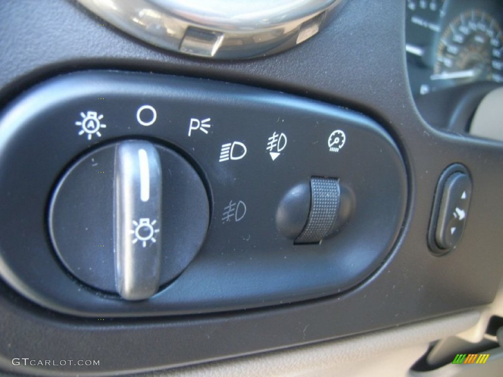 2003 Expedition XLT - Arizona Beige Metallic / Medium Parchment photo #24