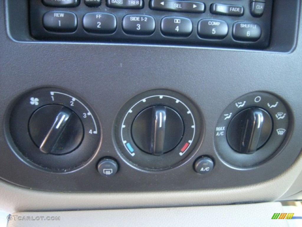 2003 Expedition XLT - Arizona Beige Metallic / Medium Parchment photo #28