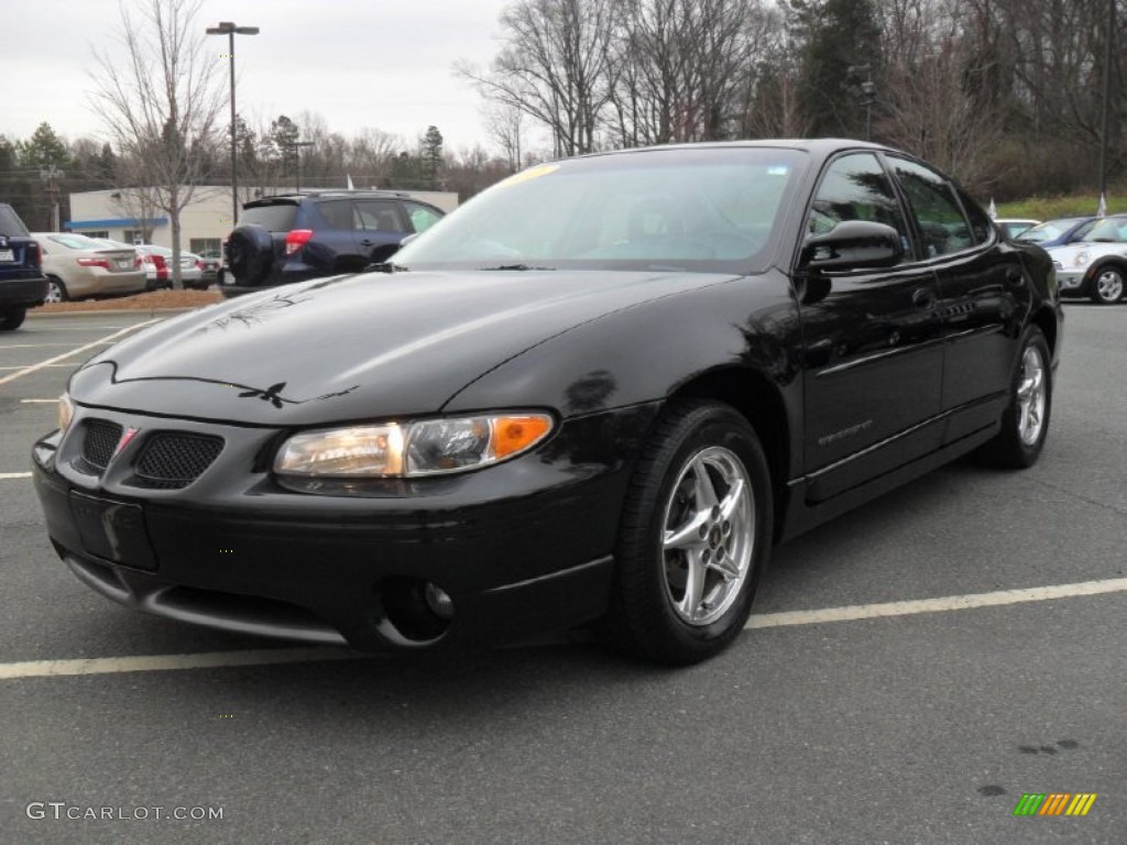 2002 Grand Prix GT Sedan - Black / Graphite photo #1