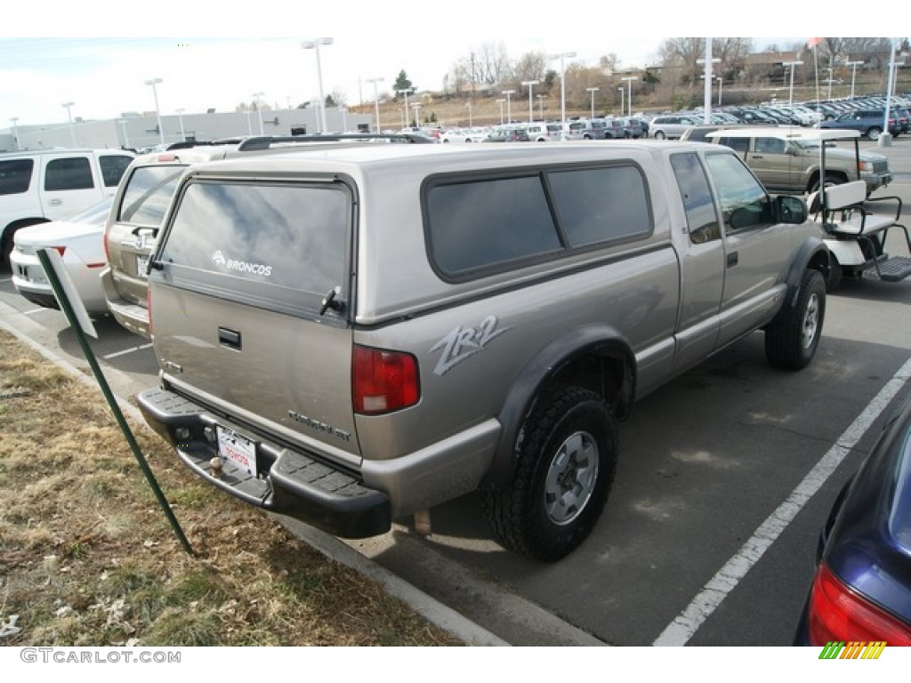 2002 S10 Extended Cab 4x4 - Light Pewter Metallic / Medium Gray photo #2