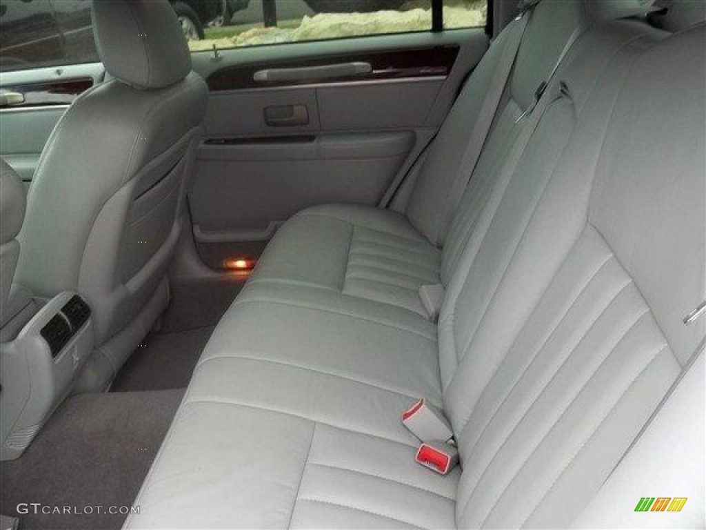 2004 Town Car Signature - Medium Steel Blue Metallic / Dark Stone/Medium Light Stone photo #2