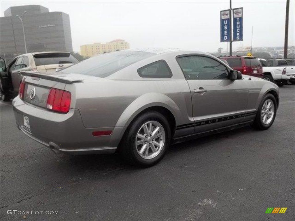 2008 Mustang V6 Deluxe Coupe - Vapor Silver Metallic / Light Graphite photo #2