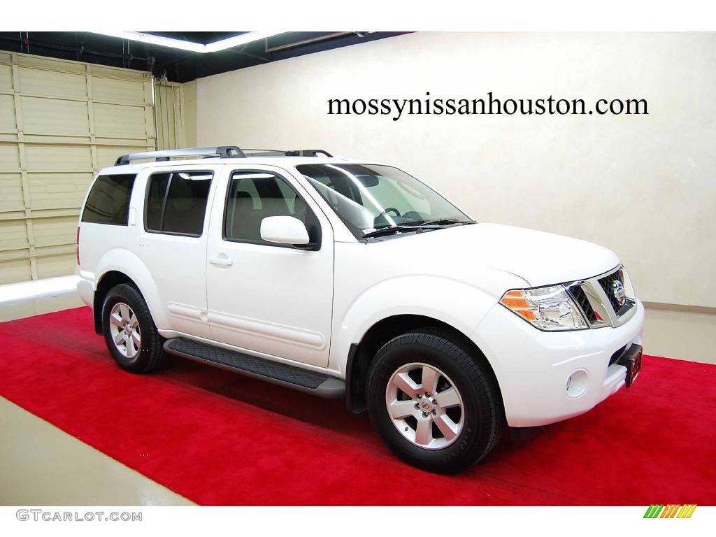 Avalanche White Nissan Pathfinder