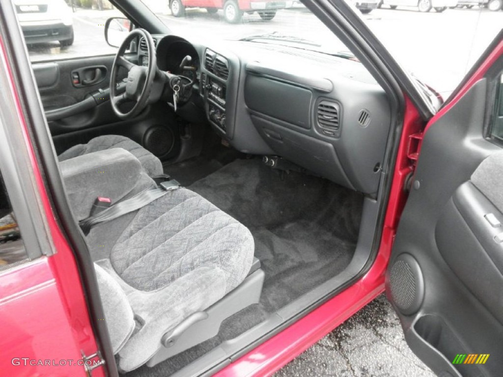 2001 Sonoma SL Extended Cab - Cherry Red Metallic / Graphite photo #16