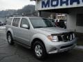 2005 Silver Lightning Metallic Nissan Pathfinder SE 4x4  photo #2