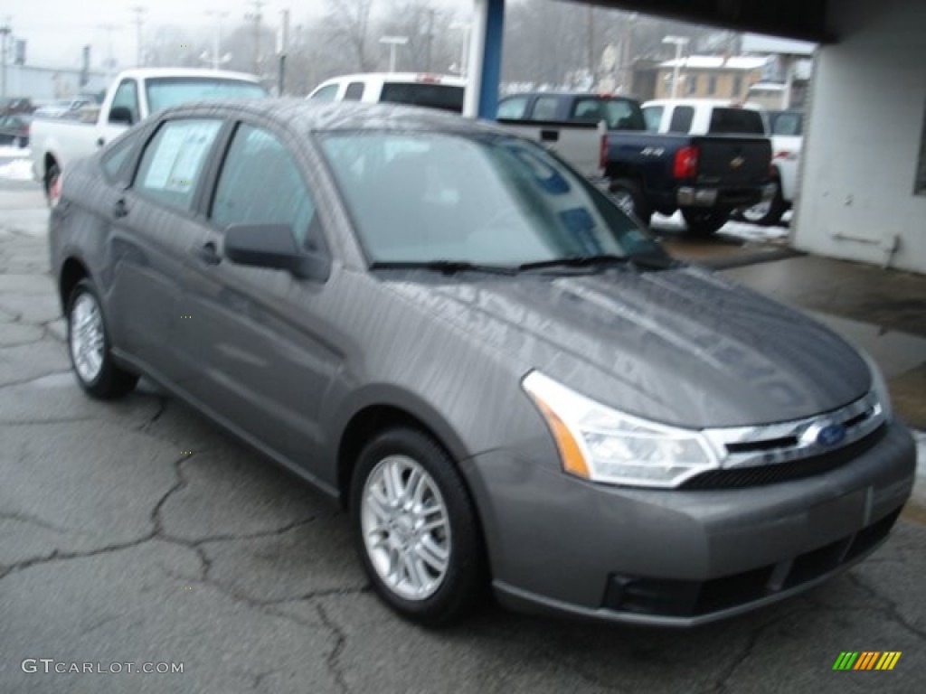 2009 Focus SE Sedan - Sterling Grey Metallic / Charcoal Black photo #2