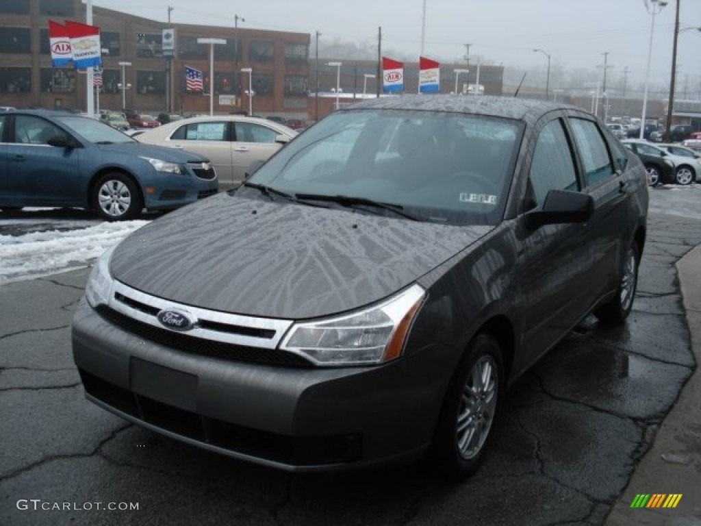 2009 Focus SE Sedan - Sterling Grey Metallic / Charcoal Black photo #4
