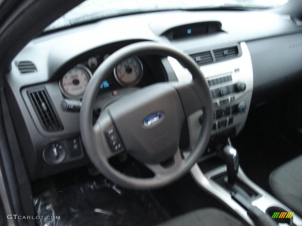 2009 Focus SE Sedan - Sterling Grey Metallic / Charcoal Black photo #13