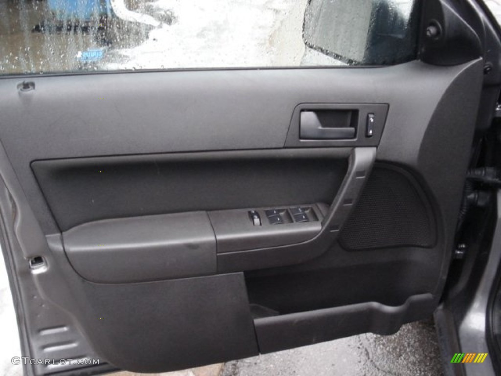 2009 Focus SE Sedan - Sterling Grey Metallic / Charcoal Black photo #15