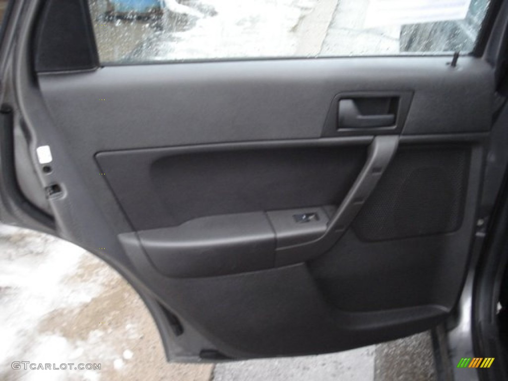 2009 Focus SE Sedan - Sterling Grey Metallic / Charcoal Black photo #17