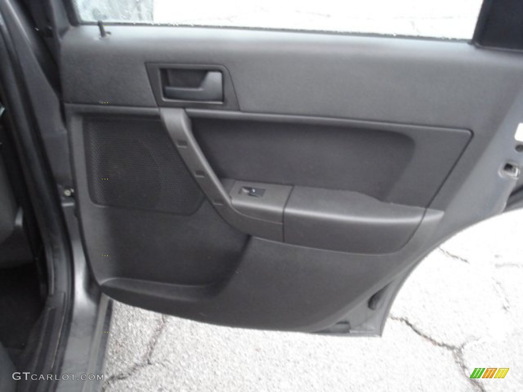 2009 Focus SE Sedan - Sterling Grey Metallic / Charcoal Black photo #19