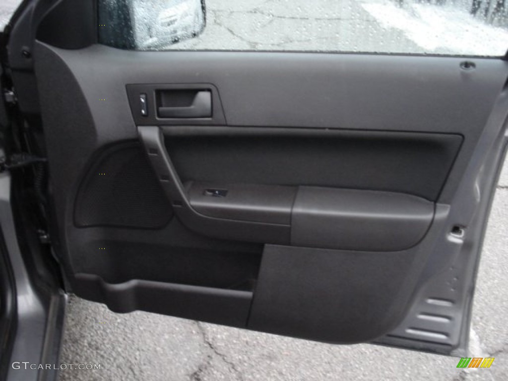 2009 Focus SE Sedan - Sterling Grey Metallic / Charcoal Black photo #21