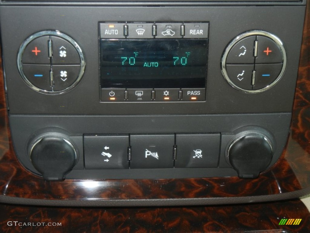 2009 GMC Yukon XL Denali Controls Photo #60024125