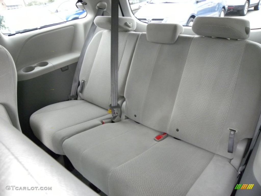 2011 Sienna LE - Salsa Red Pearl / Light Gray photo #7