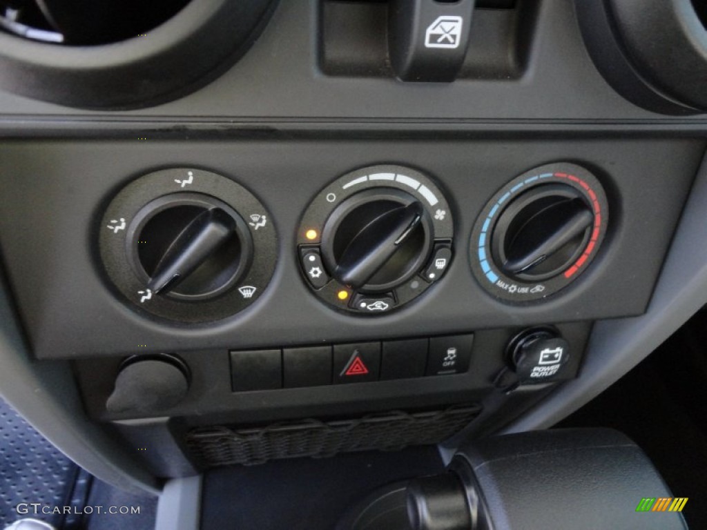 2010 Jeep Wrangler Unlimited Sport Controls Photo #60032837