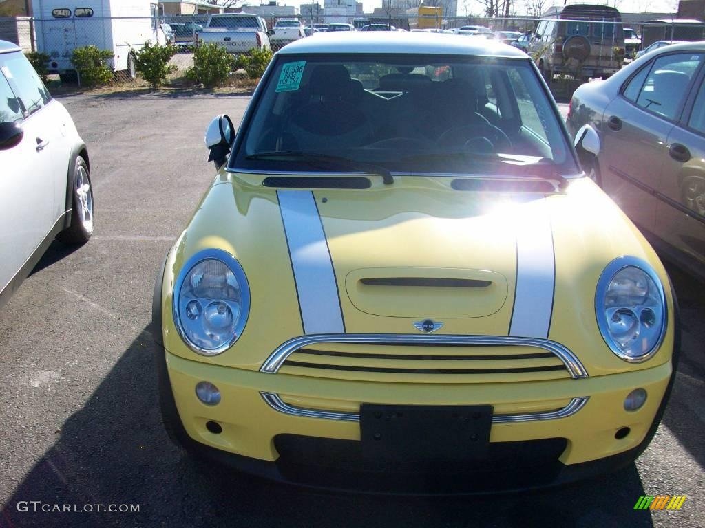 2004 Cooper S Hardtop - Liquid Yellow / Panther Black photo #2