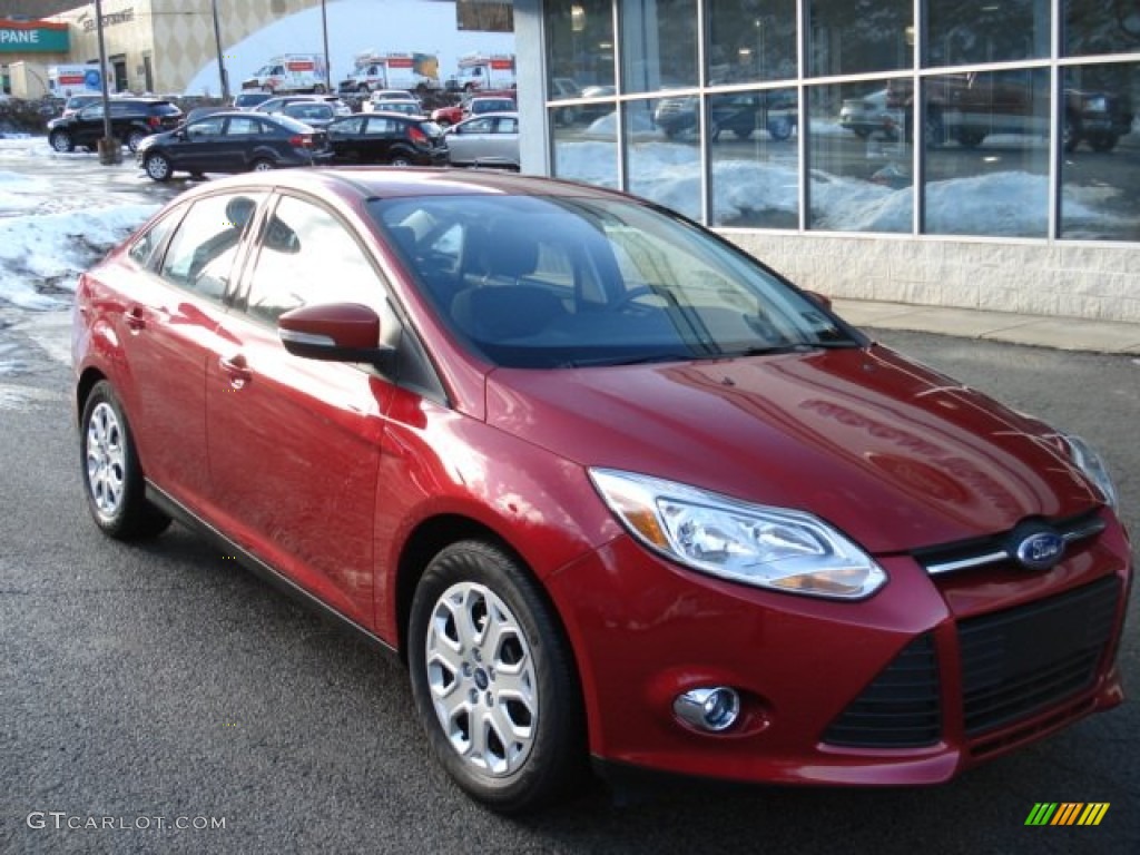 2012 Focus SE Sedan - Red Candy Metallic / Charcoal Black photo #2