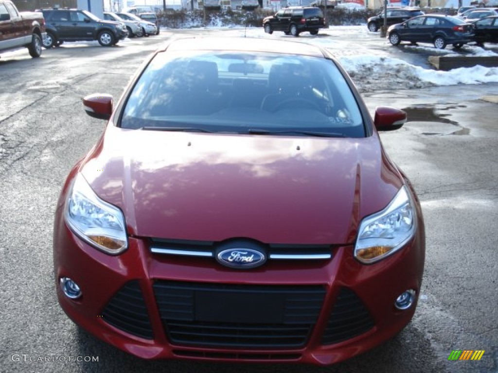 2012 Focus SE Sedan - Red Candy Metallic / Charcoal Black photo #3