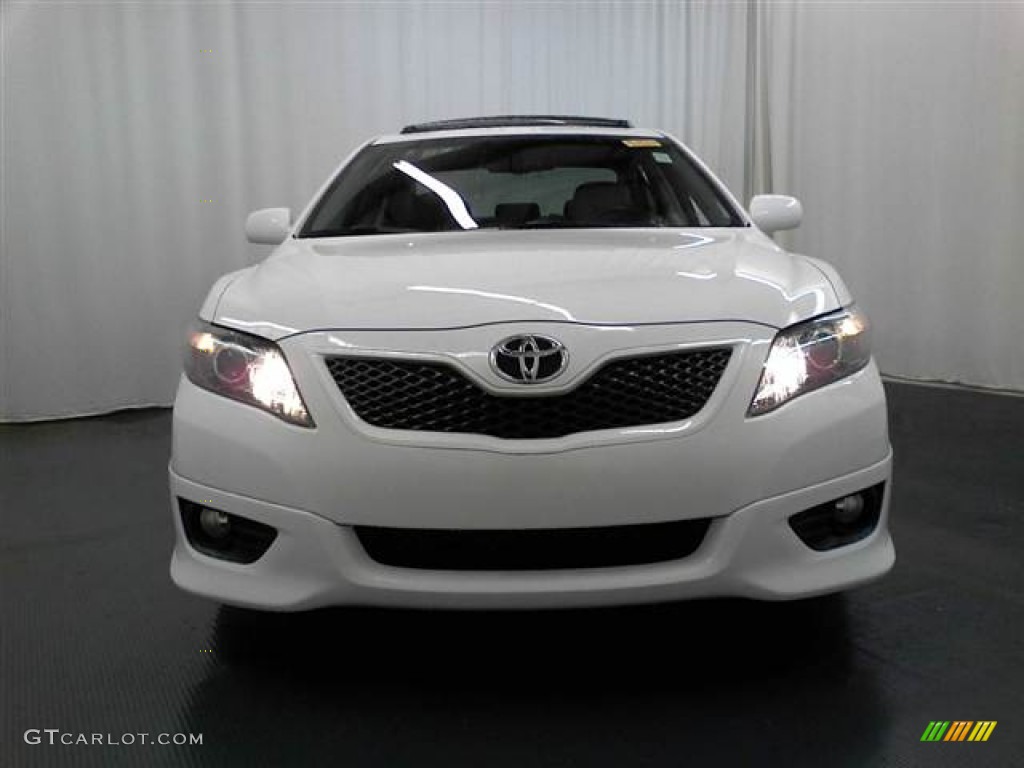 2010 Camry SE V6 - Super White / Ash Gray photo #2