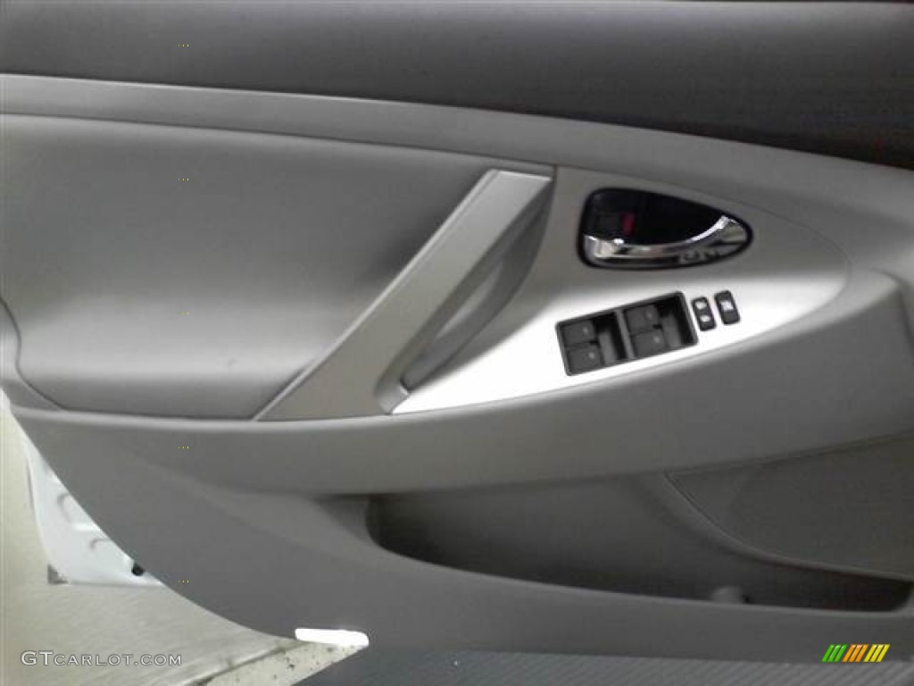 2010 Camry SE V6 - Super White / Ash Gray photo #12