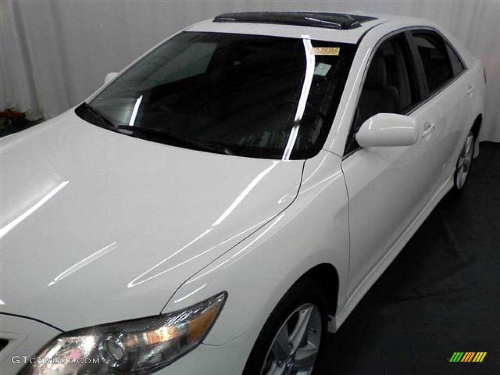 2010 Camry SE V6 - Super White / Ash Gray photo #21