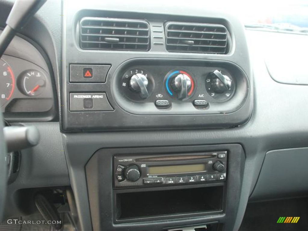 2001 Nissan Frontier XE King Cab Controls Photo #60065151