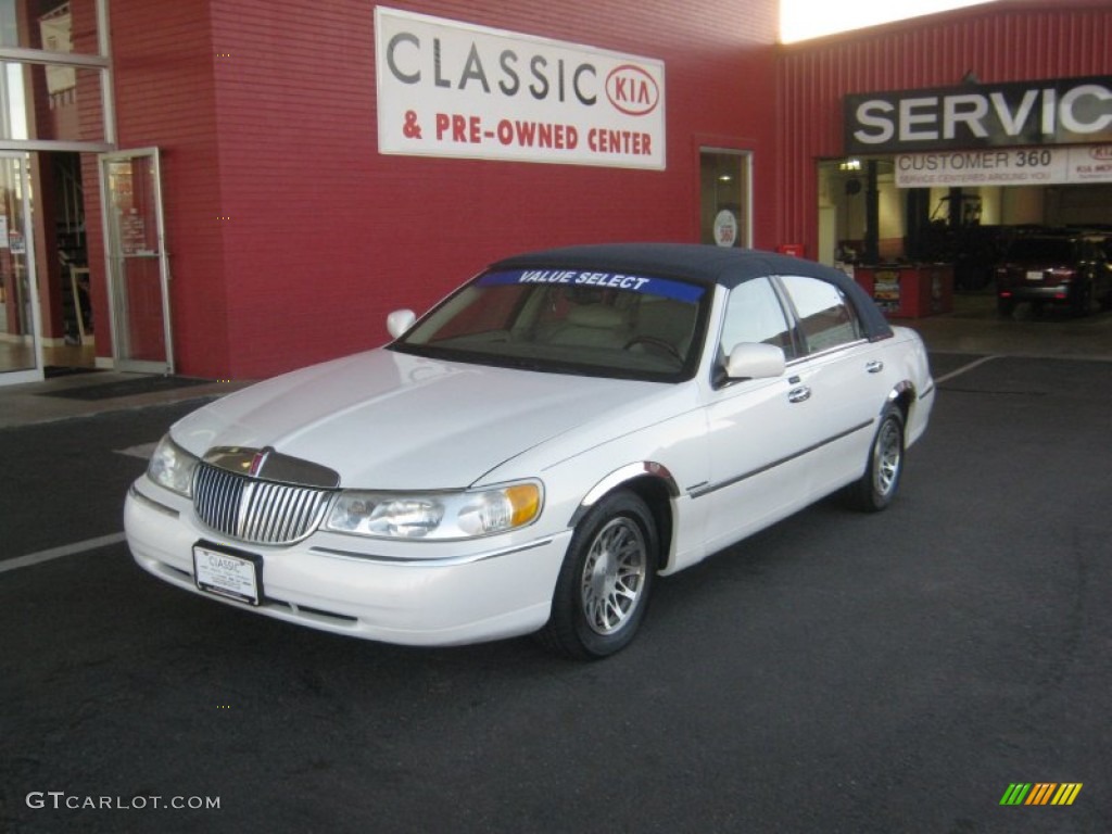 2001 Town Car Signature - Vibrant White / Light Parchment photo #1