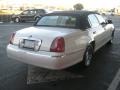 2001 Vibrant White Lincoln Town Car Signature  photo #5