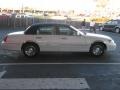 2001 Vibrant White Lincoln Town Car Signature  photo #6