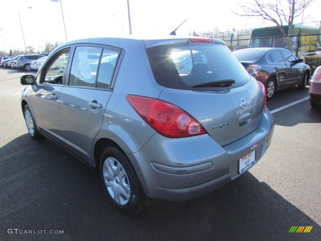 2010 Versa 1.8 S Hatchback - Magnetic Gray Metallic / Charcoal photo #5