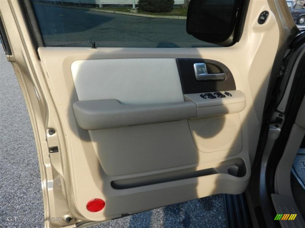2003 Expedition XLT 4x4 - Arizona Beige Metallic / Medium Parchment photo #39