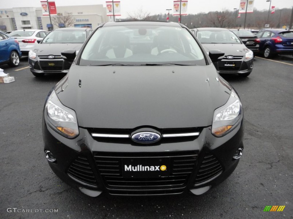 2012 Focus Titanium Sedan - Tuxedo Black Metallic / Arctic White Leather photo #8