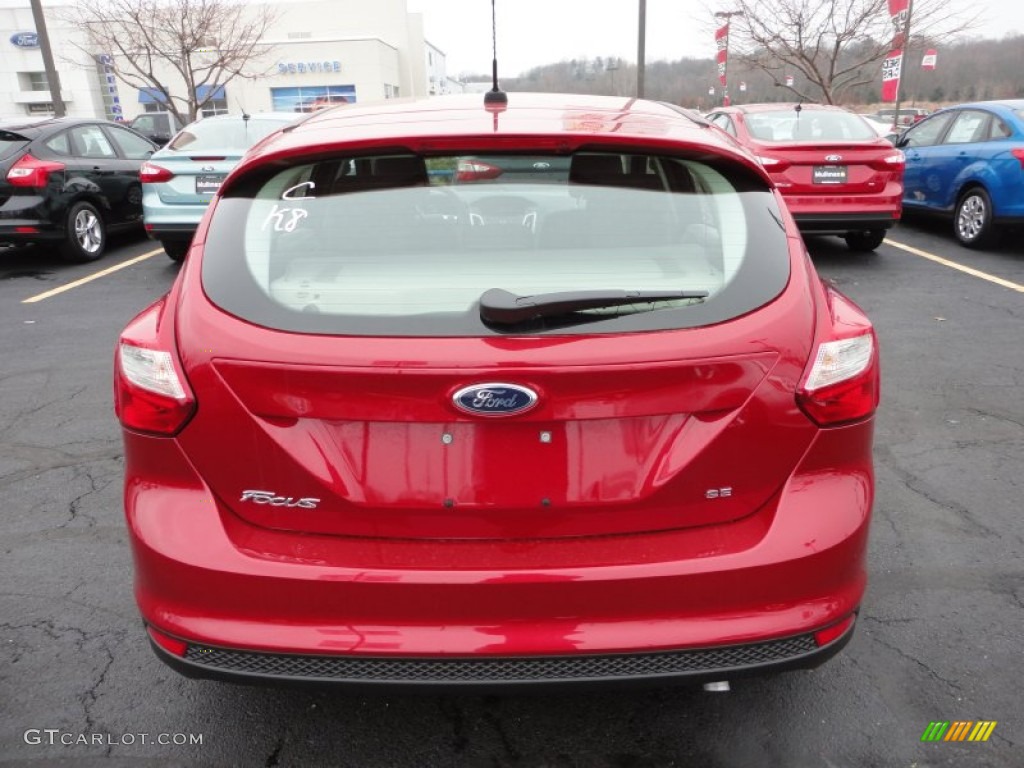 2012 Focus SE 5-Door - Red Candy Metallic / Stone photo #4