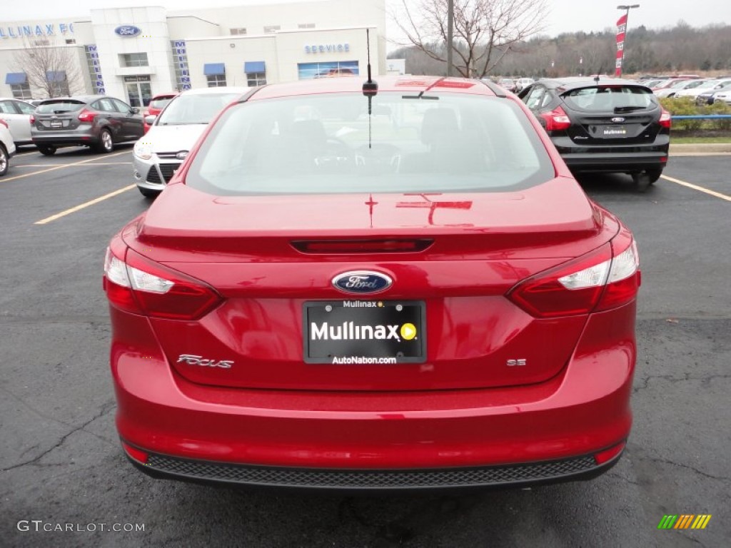 2012 Focus SE Sedan - Red Candy Metallic / Charcoal Black photo #4