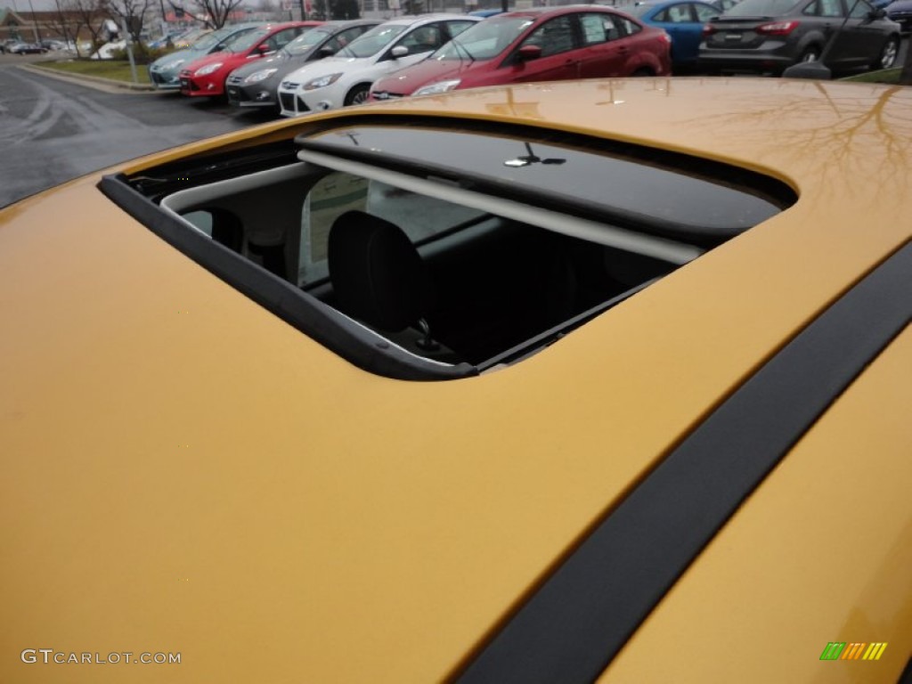 2012 Focus SE Sport Sedan - Yellow Blaze Tricoat Metallic / Two-Tone Sport photo #10