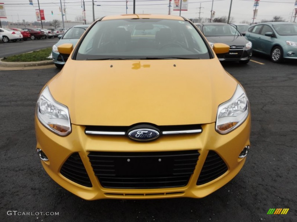 2012 Focus SE Sport Sedan - Yellow Blaze Tricoat Metallic / Two-Tone Sport photo #8