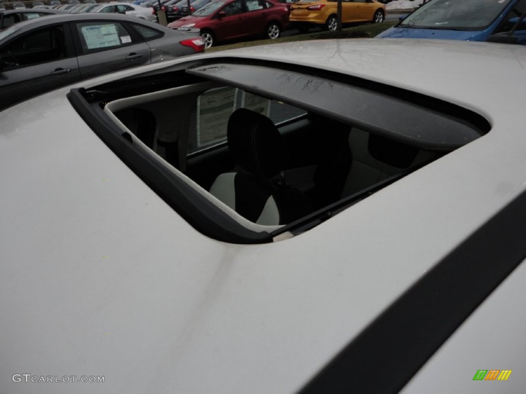 2012 Focus SEL Sedan - White Platinum Tricoat Metallic / Arctic White Leather photo #10